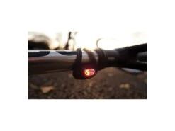 Knog Frog Strobe Front-/Rücklicht - Weiß 7 Knog Frog Strobe Front-/Rücklicht - Weiß -Shimano Shop knog frog strobe sample 1